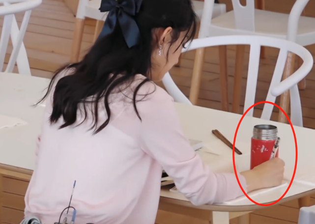 赵丽颖离婚后罕见现身酒吧!手拿保温杯笑容好,连续狂嗨5个小时