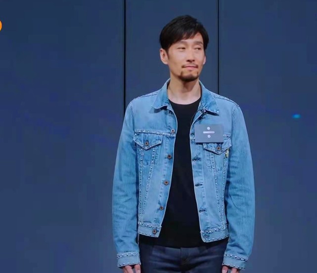 他以"除号"歌手身份现身时,先出场的歌手脱口而出"前辈".再比如满江.