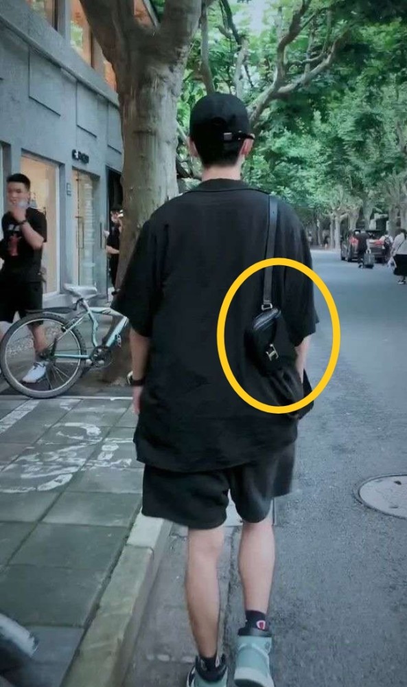 肖战新代言上万块包包被抢光低谷期背过的包如今被品牌方声援