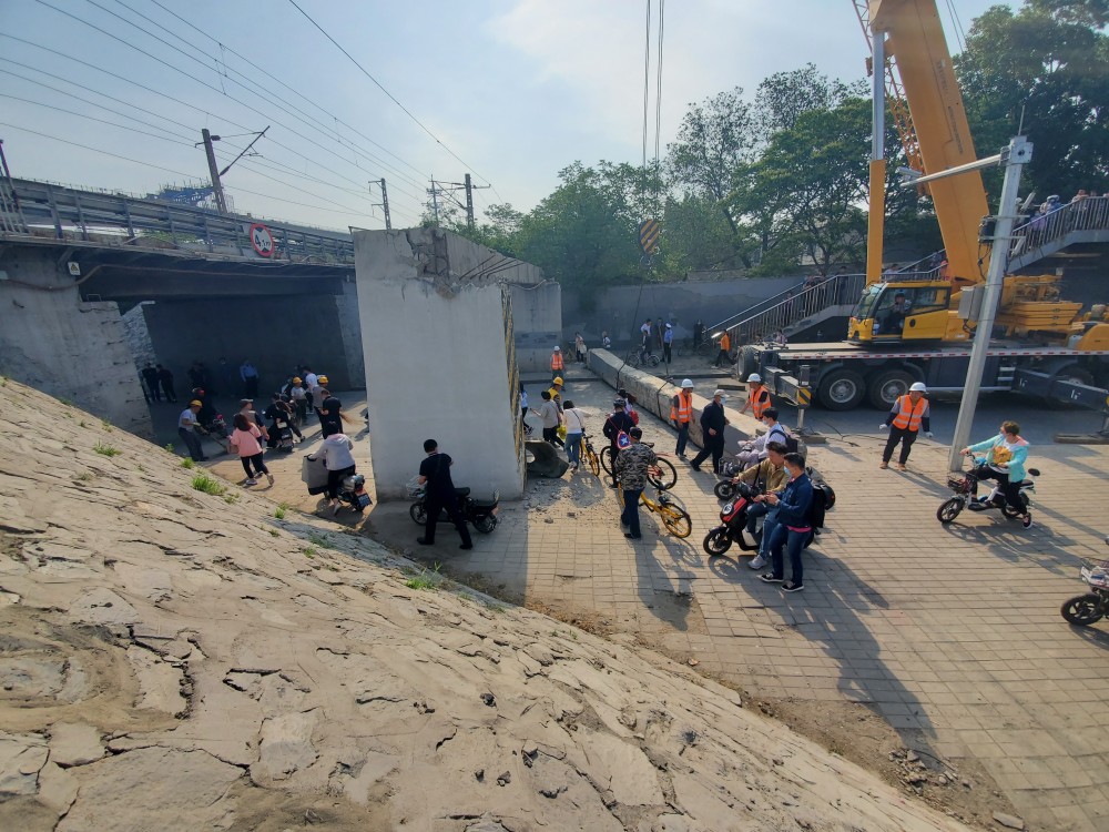 上午9时30分,记者赶到西道口辅路的事故现场时,只见断落的约14米长的