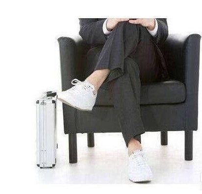 在日常生活中不管男生,还是女生对于翘二郎腿都是非常常见的行为,可是