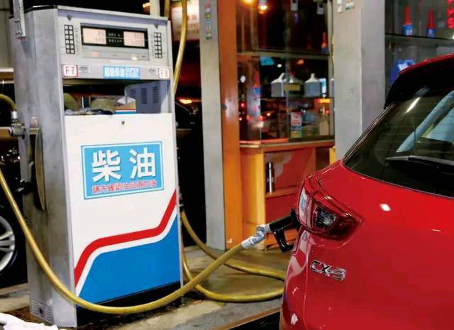 70万的奔驰误加柴油发动机当场报废加油工这和我没关系