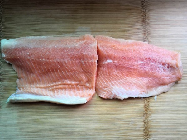 鱼肉厚要片成两片,然后再切成条状