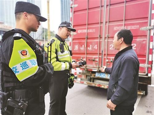 浙江台州玉環市公安局巡特警大隊與交警大隊聯合開展違法停車抄告