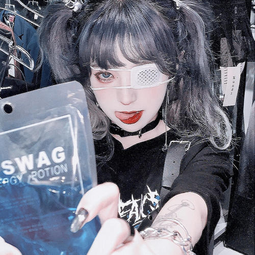 机智张太敢了,直接上自己素颜对比照,虚假的网红市