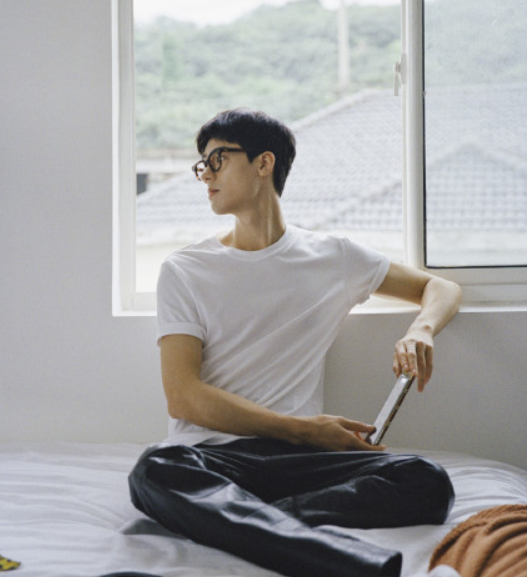 龚俊女友视角大片揭晓,黑框眼镜造型邻家范儿十足,是你的男友吗