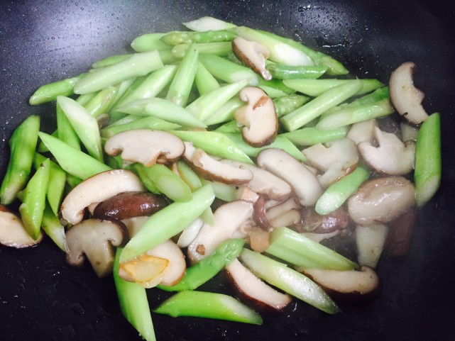 芦笋炒蘑菇,清爽鲜嫩,营养美味|蘑菇|香菇|维生素d|芦笋炒蘑菇|芦笋