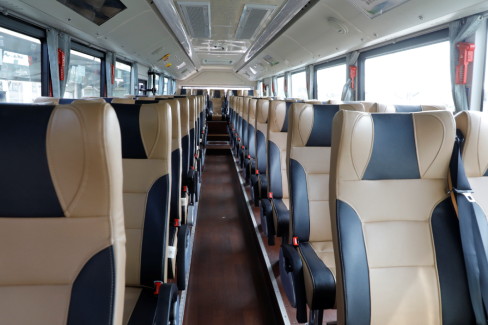 定制巴士10线宽敞整洁,座位舒适,防疫和安全及配套设施齐全,共有68名