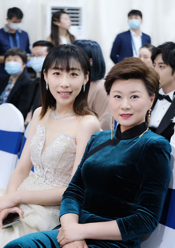 永强娘原来还挺时髦的西装连体裤潇洒有型气质好似女干部