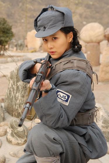 在《战火青春》里,她是睿智勇敢的狙击手童卉.