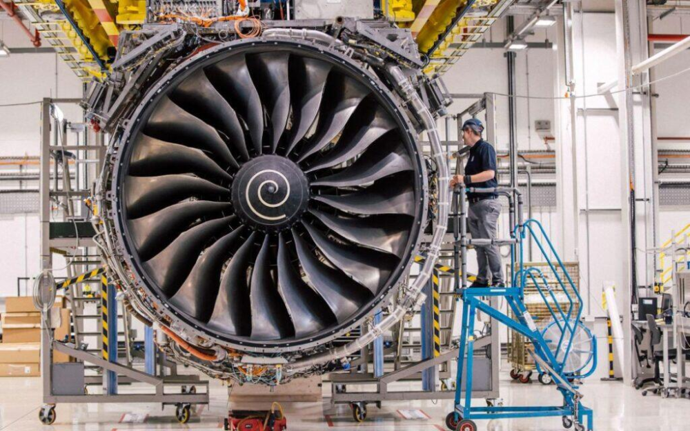 富余ge9x发动机的直径比波音737的飞机横截面直径还要大毫不夸张地说