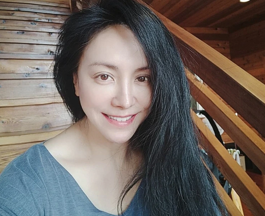 54岁田丽打扮朴素像农民离婚后独居农村种80棵树养6只猫狗