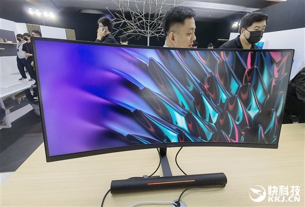 华为34英寸曲面显示器现场图赏:跑车设计 沉浸式环绕巨幕