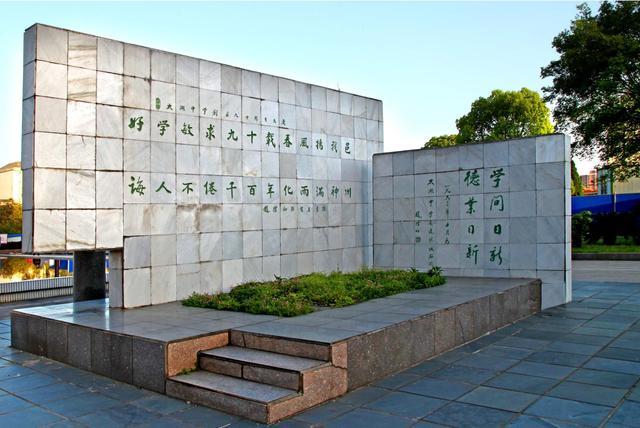 李茂登是太湖中学毕业生,数理化成绩优异,但第一次