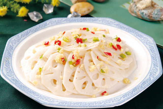 凉拌藕片,做法其实非常简单,而且调料也可以按照个人口味来放.