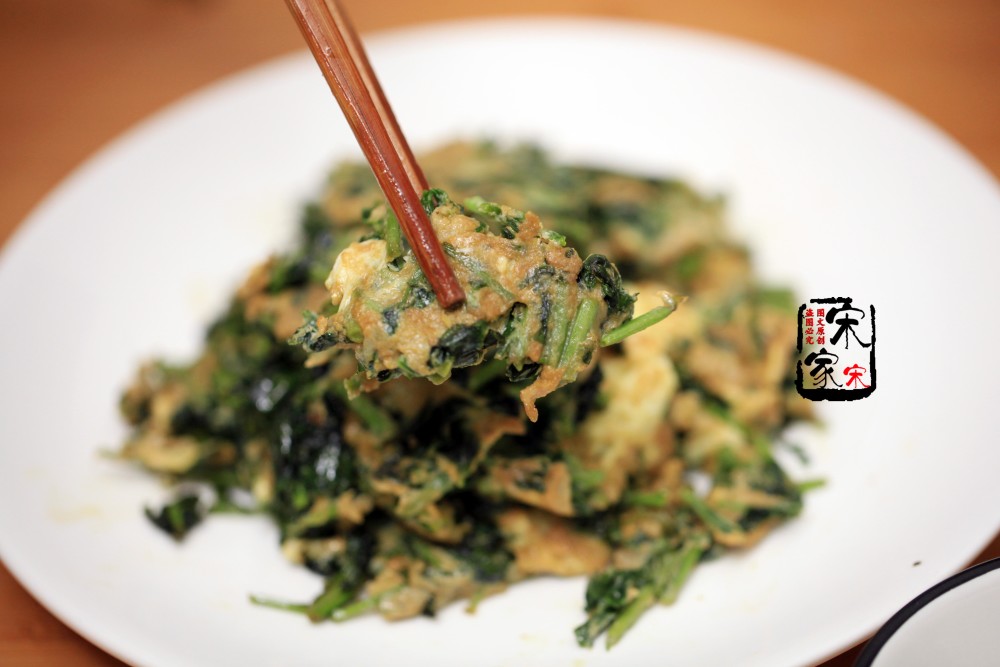【食材】:枸杞嫩芽,食用油一勺,鸡蛋2个,食盐2勺.