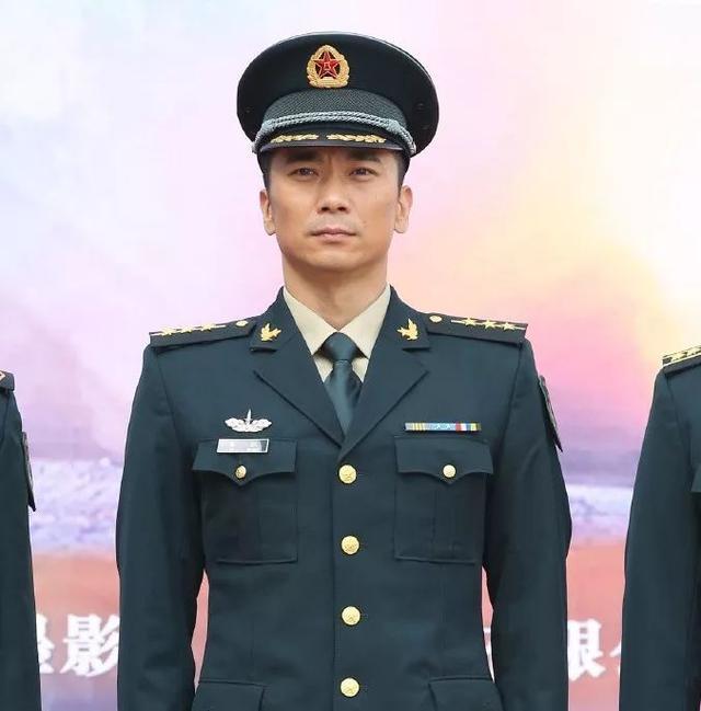 这次饰演的吕征是一个输出基本靠吼的上级,川东f4是轮番上阵气班长