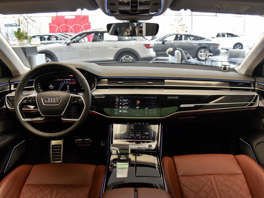 进口v8双增压,高性能5座旗舰车,德系顶级豪华性能,实拍奥迪s8