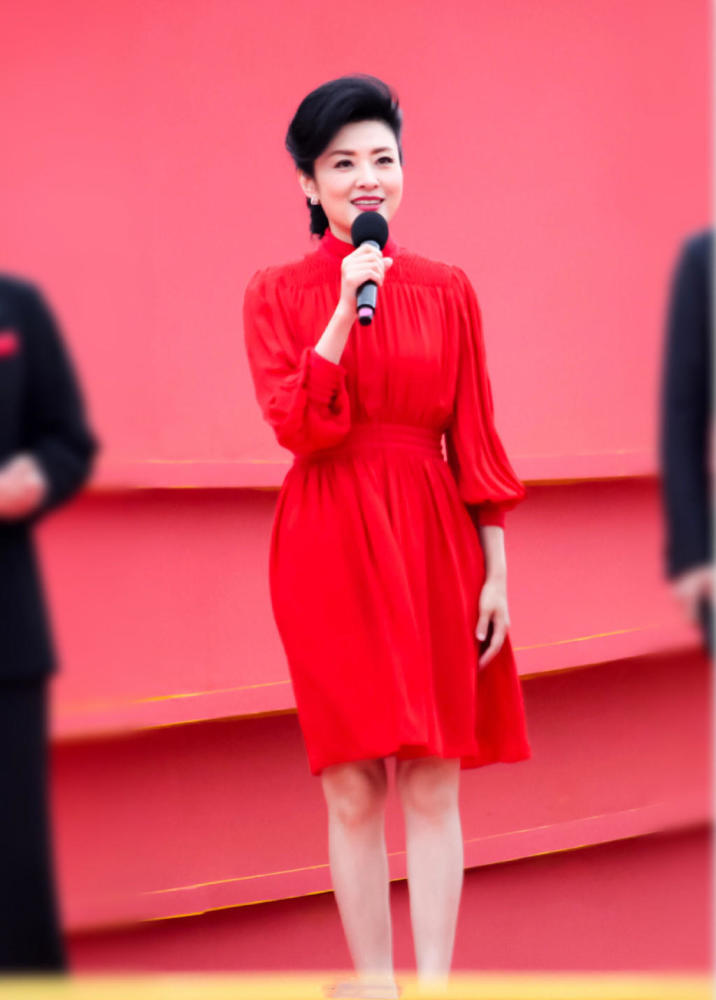 著名主持人周涛真会穿一袭大红色连衣裙张扬大气端庄成熟