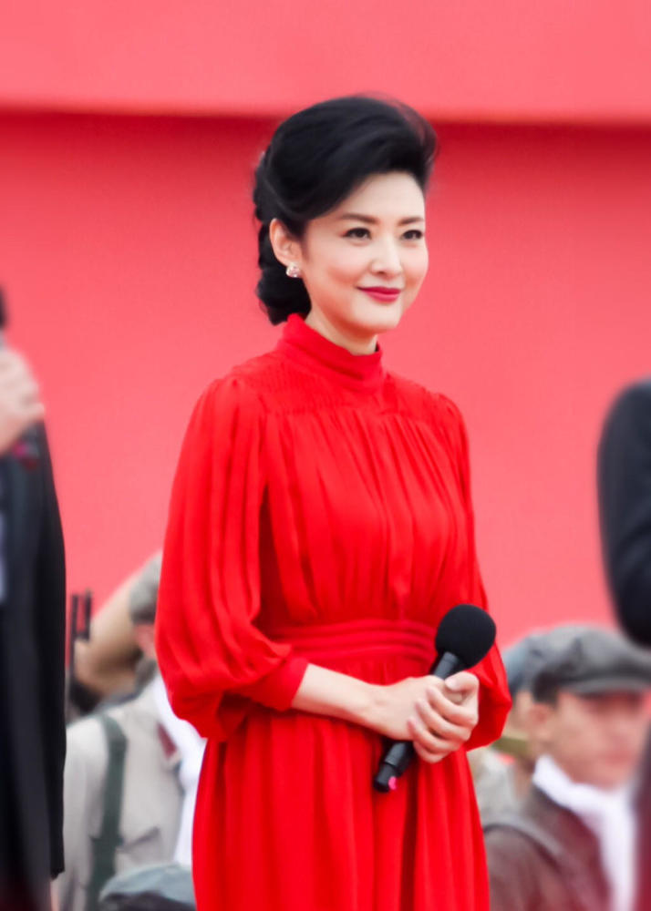 著名主持人周涛真会穿一袭大红色连衣裙张扬大气端庄成熟
