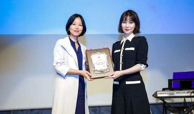 谷芳在网上几乎找不到资料,从照片来看,她比徐航还