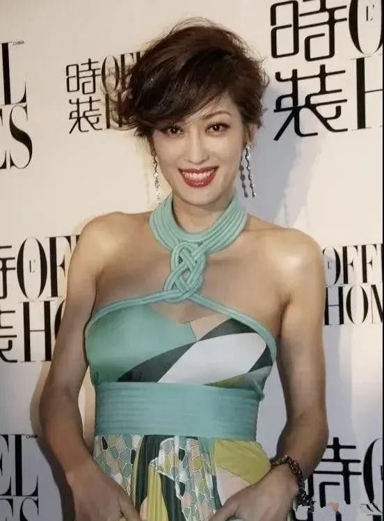 孟广美没在乎过年龄!年过半百了还穿紧身裙凹身材,真是自信极了