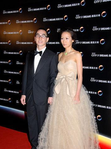 父亲是澳门小赌王,母亲是维他奶继承人