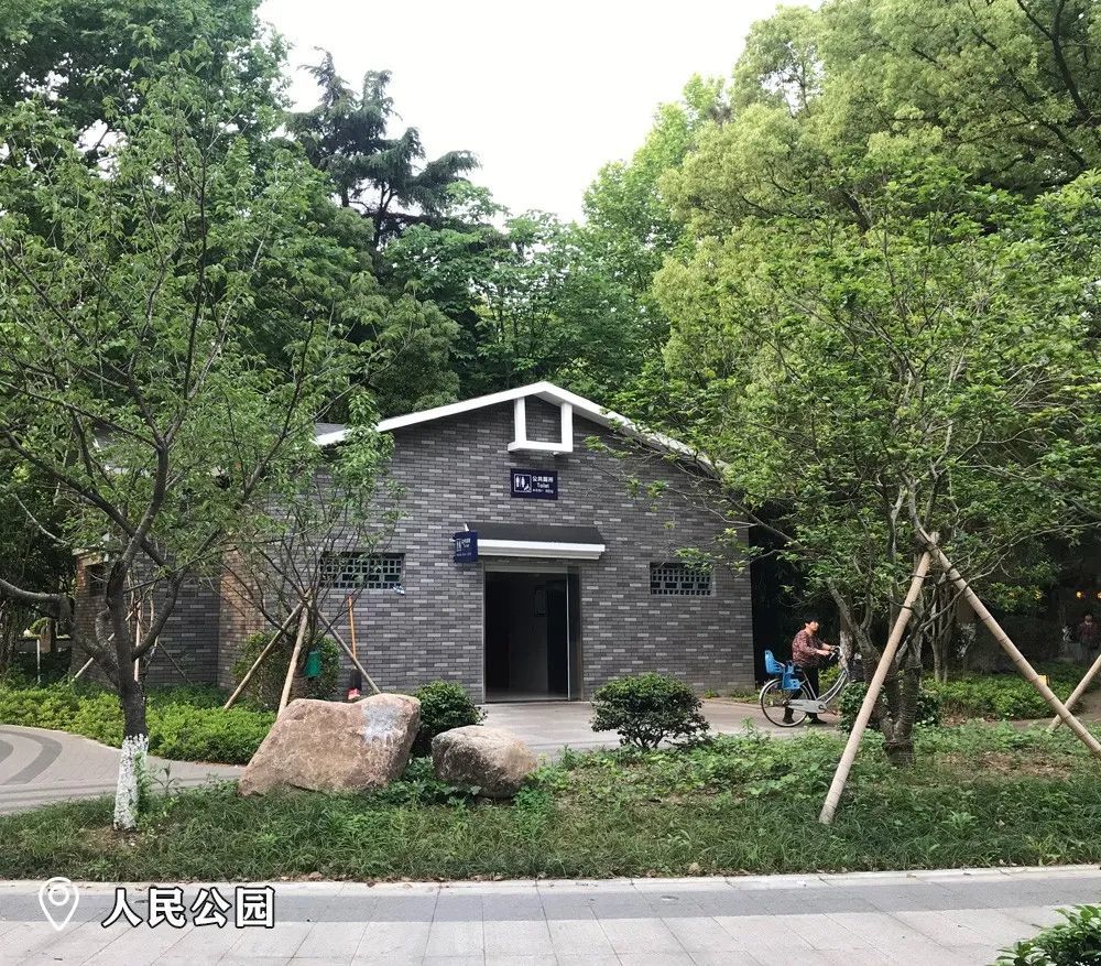 快跟着小镇镇来看看提升后的公厕吧~成效如何呢?