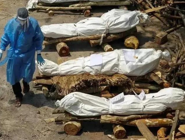 还是小看印度了继发现恒河浮尸后沙滩又出现了近500具尸体