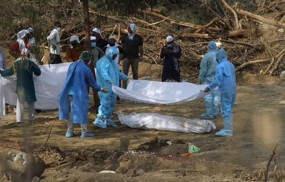 还是小看印度了继发现恒河浮尸后沙滩又出现了近500具尸体