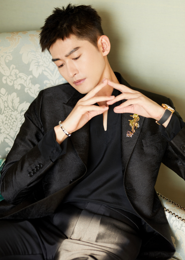 张翰绅士打扮太绝轻松秀出霸总气概真不愧是郑爽最帅前任
