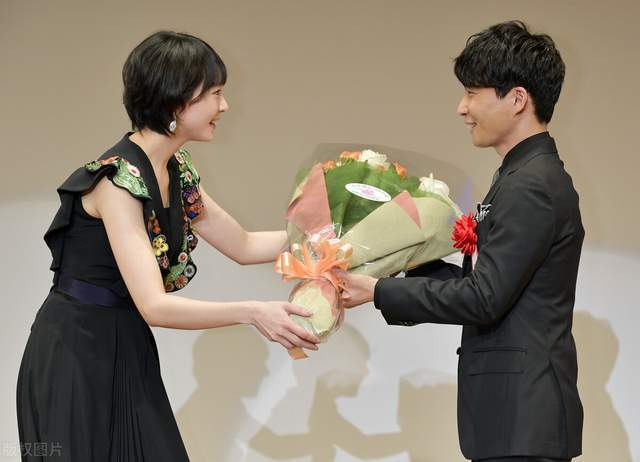 太突然:新垣结衣与星野源宣布结婚!网友:520前,我老婆嫁人了