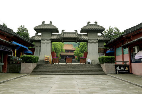 史载,钱王死于长兴三年(公元932年)3月26日,4月其灵车自杭州抵临安,应