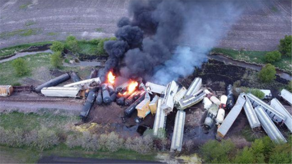 美國火車發生脫軌事故30節車廂重疊起火拜登還能重複中國基建奇蹟嗎