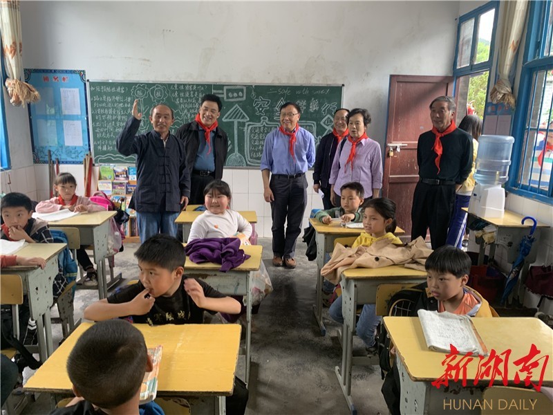 到花垣县磨老小学调研其间,调研组先后到吉首市寨阳小学,马颈坳镇隘口