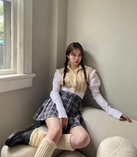 欧阳娜娜穿学院风短裙晒照青春洋溢甜美俏皮