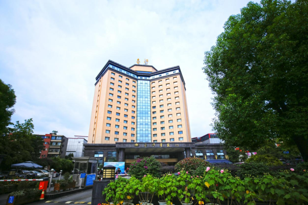 金河宾馆前身为成都军区第三招待所,现在是三星级旅游饭店,并于2020年