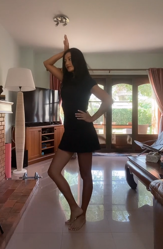 瞿颖穿短裙在草坪上跳舞久居泰国肤色大变样双腿像开了黑丝特效