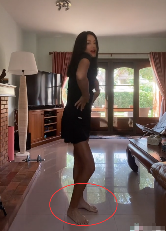 瞿颖穿短裙在草坪上跳舞久居泰国肤色大变样双腿像开了黑丝特效