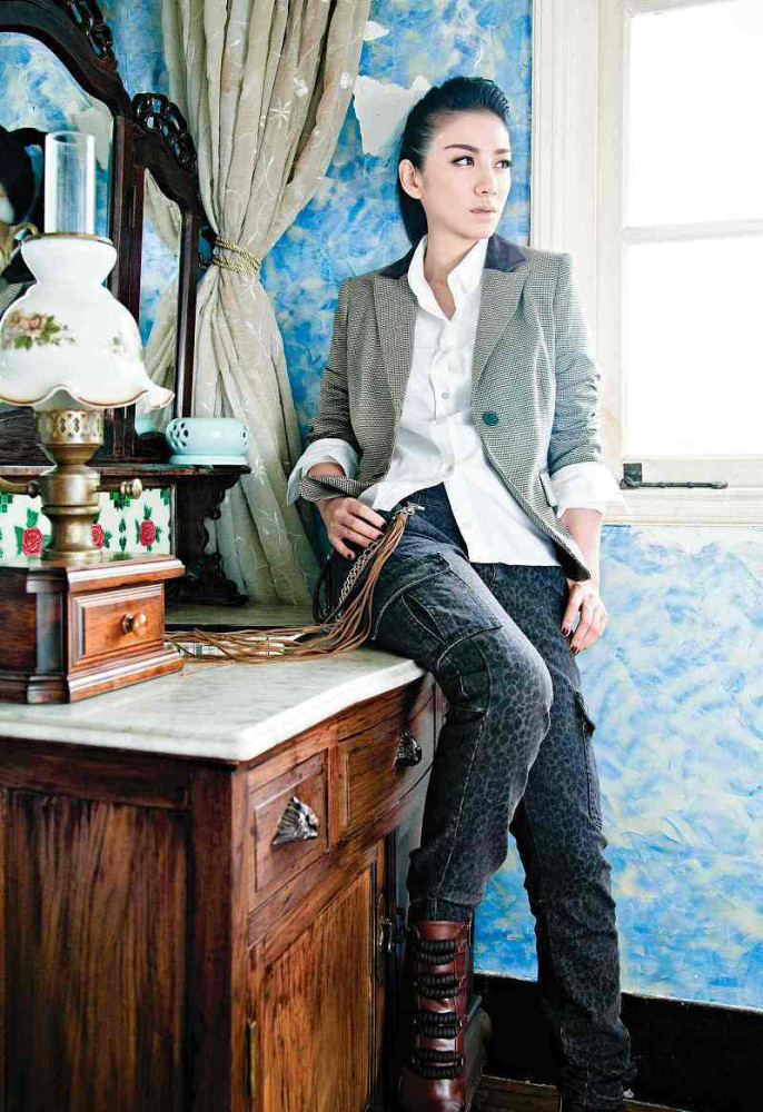 黄奕简直太会扮嫩了!43岁还穿"娃娃领"衬衫,依旧少女感十足