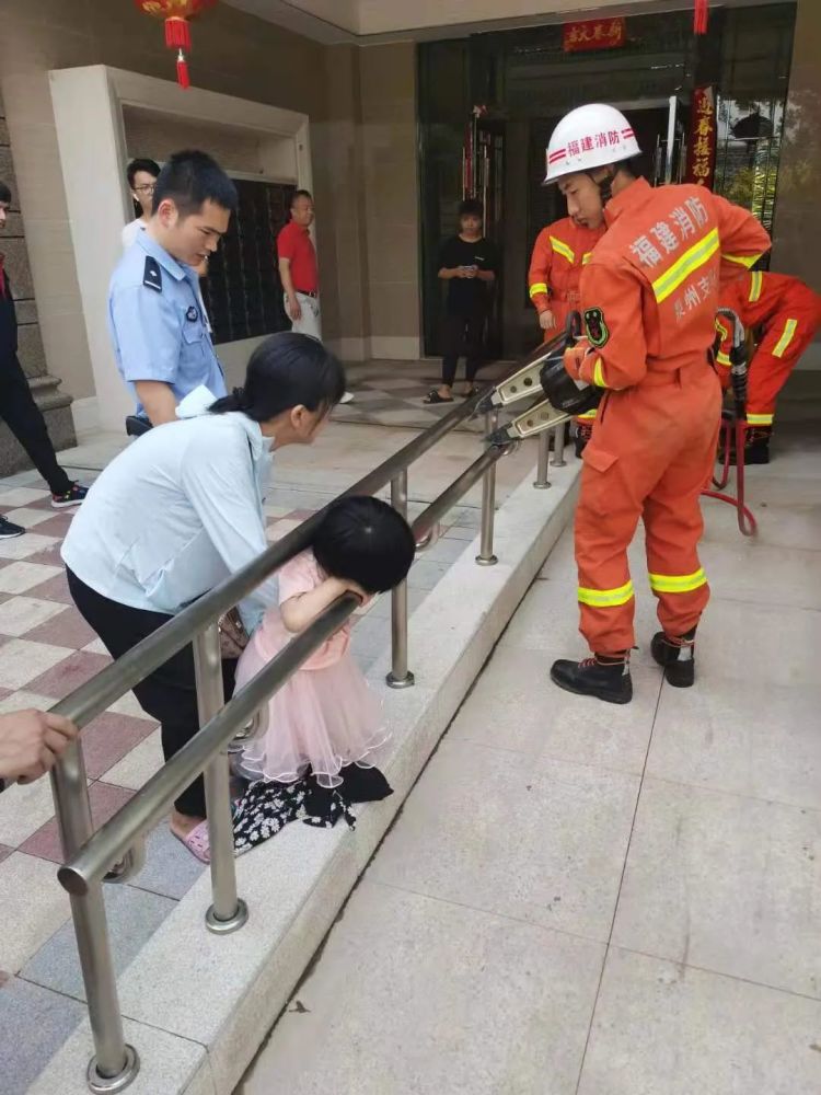 南安一3岁女孩不慎头卡护栏出不来