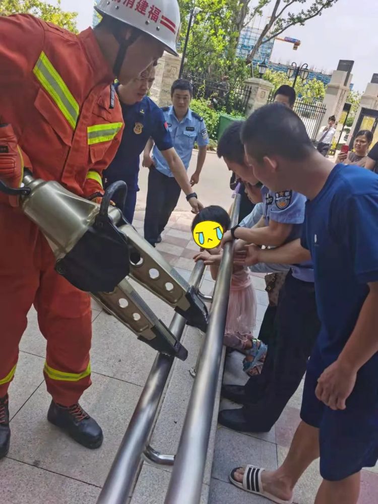 南安一妈妈带3岁女儿下楼顽童不慎头卡护栏民警消防紧急救援