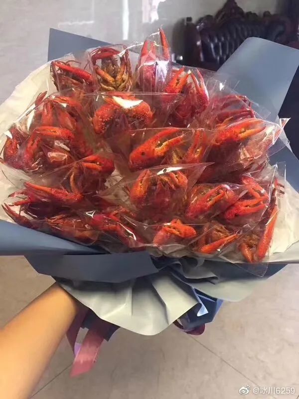 520将至,单支玫瑰≈一斤小龙虾!你咋选?
