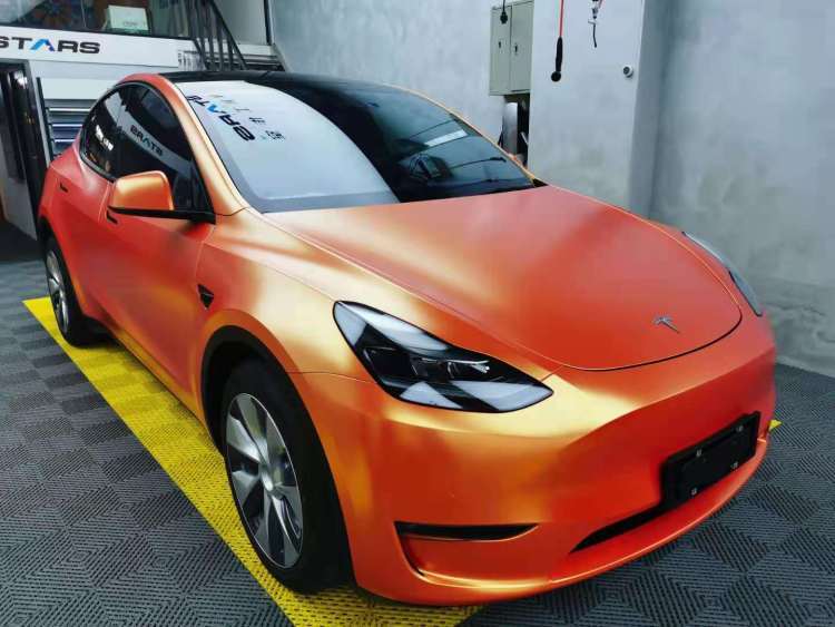 记者走访发现,这些车辆多是贴了彩色车膜,群体以年轻人为主.