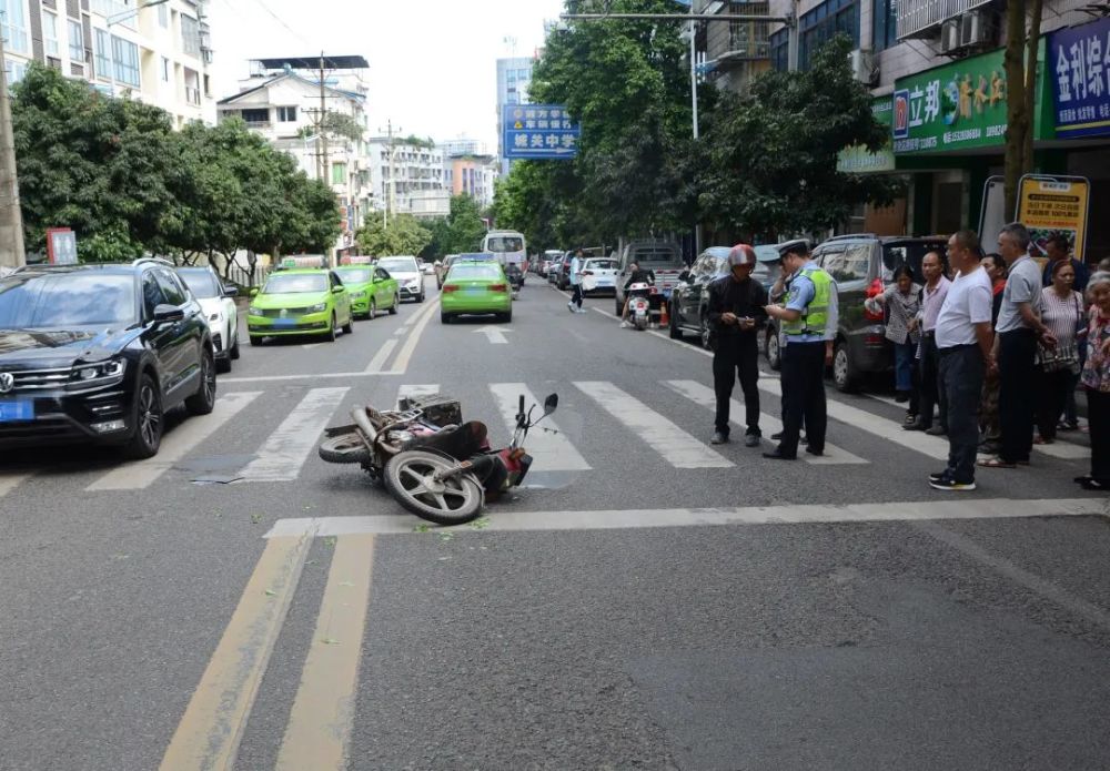 在泸州合江城区发生一起 摩托车与行人碰撞的事故 造成行人受伤 2021