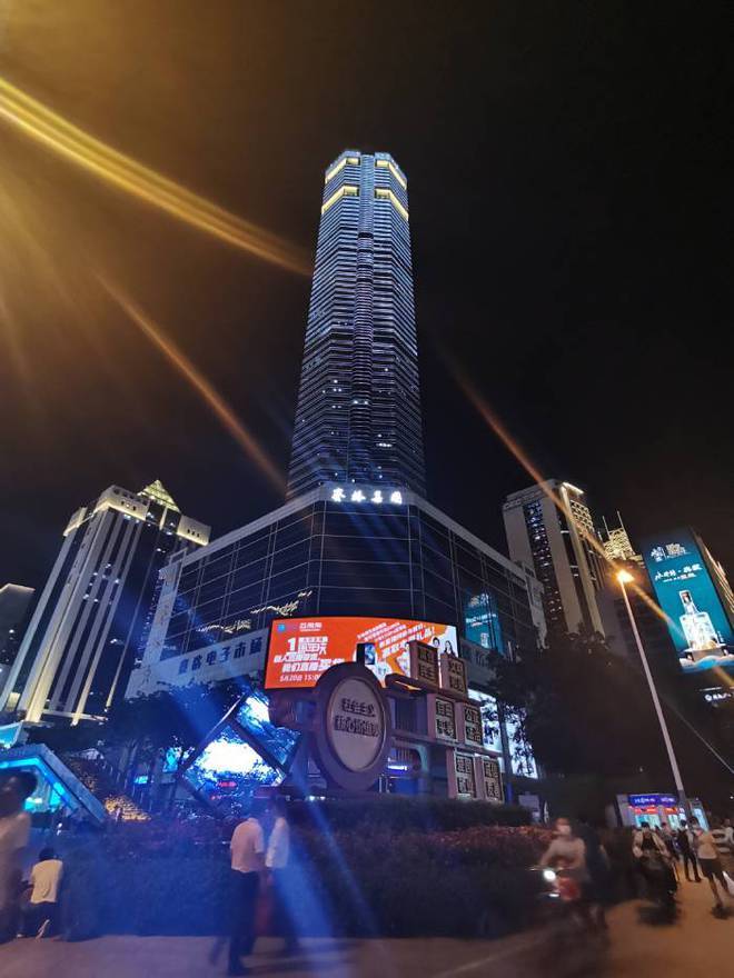 赛格广场大厦位于深圳市交通干道深南中路与华强北路交汇处,是中国