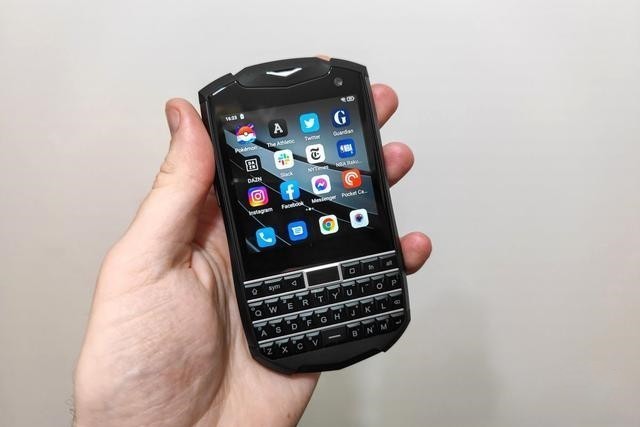 Titan pocket самый маленький qwerty смартфон на базе android 11