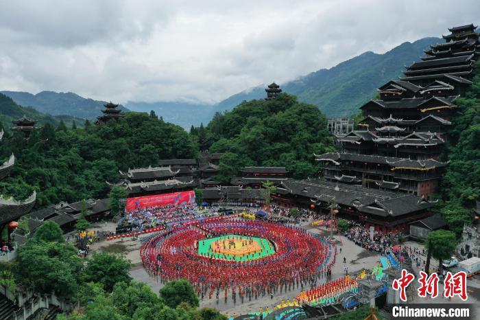 中國烏江苗族踩花山節開幕萬餘苗鄉兒女載歌舞迎佳節