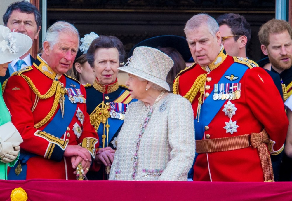 英国女王这段自己都认亏的婚外情,闹事儿子晚年越来越像男主身材_腾讯