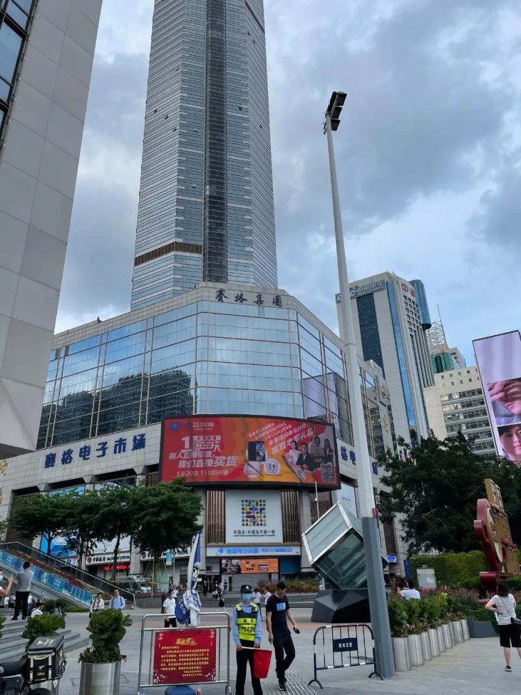 有商家表示今天下午一点半到两点之间,深圳赛格广场大楼再次出现晃动